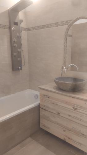 une salle de bain avec un lavabo et une baignoire dans l'établissement Appartement 4 couchages, à Corte