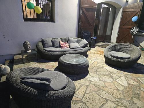 a living room with a couch and someokedoked chairs at Maison avec jardin 6 min du RER in Villiers-sur-Marne