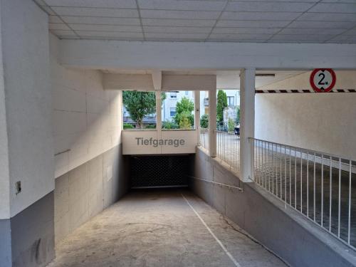 an empty hallway of a building with a sign that reads preference at Mawulo - Stadtwohnung im Zentrum mit Balkon in Neustadt an der Weinstraße