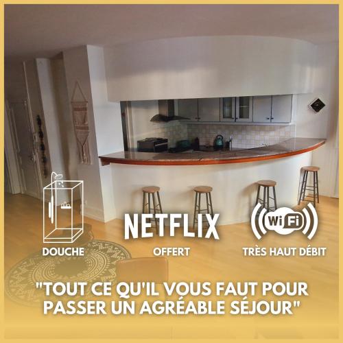 une cuisine avec un comptoir et des tabourets dans une pièce dans l'établissement Le duplex, à Chalon-sur-Saône