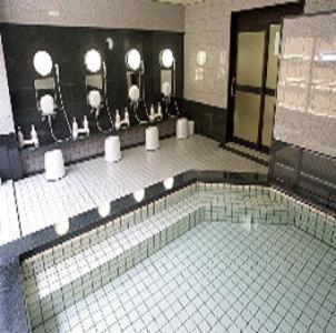 a bathroom with a large pool of water with mirrors at AZ Inn Handa Inter in Handa