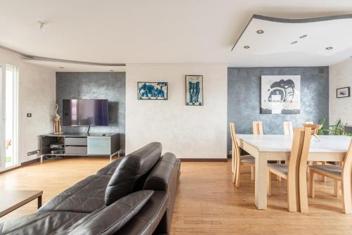 - un salon avec un canapé et une table à manger dans l'établissement 