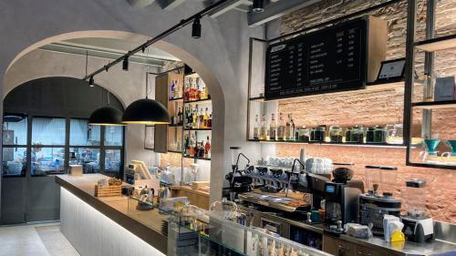 bar w restauracji z ladą i ladą w obiekcie La Lu cozy rooms 2 w Pizie