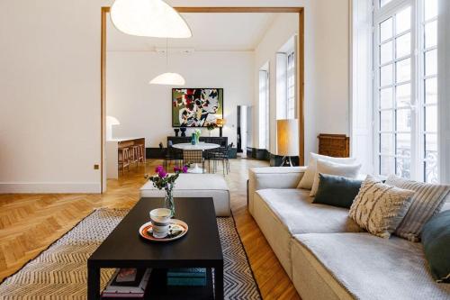 un salon avec un canapé et une table dans l'établissement Prestige cœur historique, à Toulouse