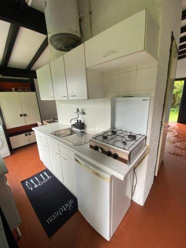 Nhà bếp/bếp nhỏ tại Italy Bungalow Gardalake Tignale. Sunclass