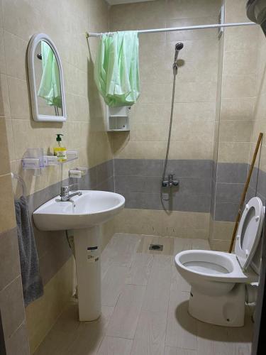 Appartement a saidia 100m tout pret de la plage في السعيدية: حمام مع حوض ومرحاض ودش