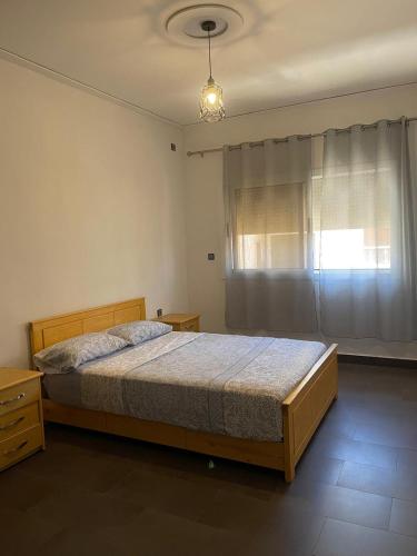 Appartement a saidia 100m tout pret de la plage في السعيدية: غرفة نوم بسرير كبير ونافذة