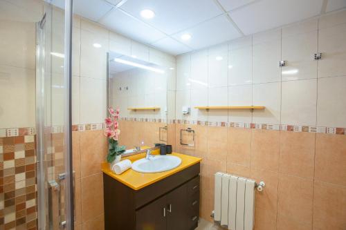 a bathroom with a sink and a mirror at Chalet Torredembarra Aire Acondicionado zona muy Tranquila in Torredembarra
