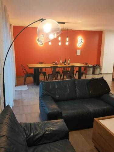 - un salon avec un canapé et une table à manger dans l'établissement Villa - Saint Bonnet de Mure, à Saint-Bonnet-de-Mure