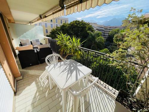 Beach apartment with tropical garden and mountain view Best location