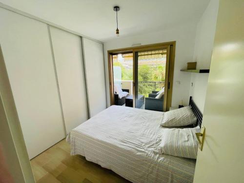 Beach apartment with tropical garden and mountain view Best location