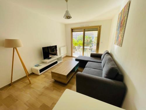 Beach apartment with tropical garden and mountain view Best location