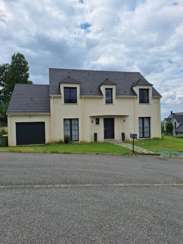 une grande maison blanche avec un toit noir dans l'établissement Belle Maison Récente, à Neauphle-le-Château