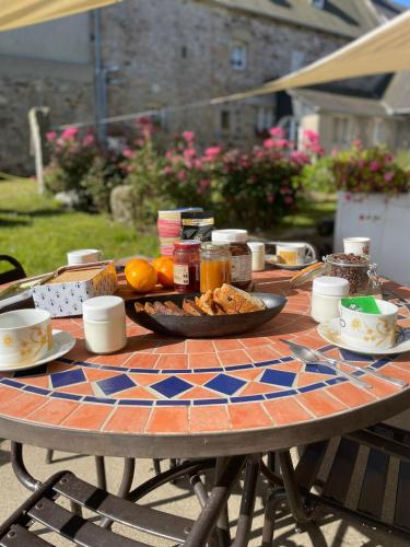 une table avec une assiette de nourriture dessus dans l'établissement NEW La ferme fleurie Gîte Les Ogives, à Ploubazlanec