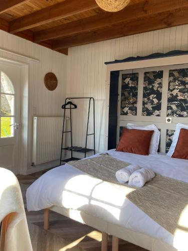 une chambre avec un grand lit avec des serviettes dessus dans l'établissement NEW La ferme fleurie Gîte Les Ogives, à Ploubazlanec