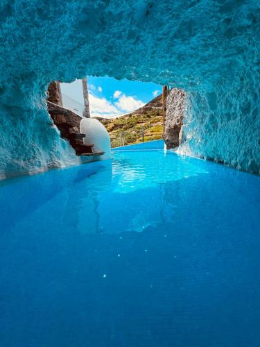 a blue pool of water in a cave at Villas Calhau da Lapa 10 in Campanário