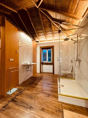 a large bathroom with a shower and a toilet at Villas Calhau da Lapa 10 in Campanário