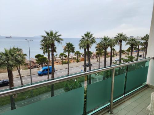 d'un balcon avec des palmiers et l'océan en arrière-plan. dans l'établissement JRL Residence, à Vlorë