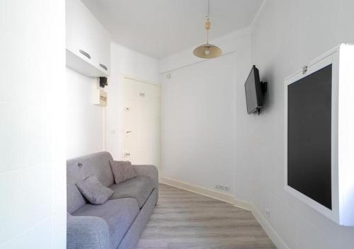 un salon avec un canapé et une télévision à écran plat dans l'établissement studio St Cloud perfect place Roland Garros # Parc des Princes, à Saint-Cloud