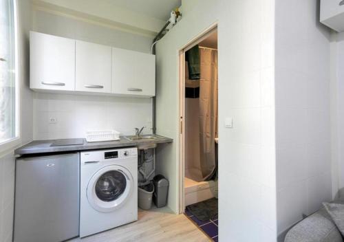une cuisine avec une machine à laver et un évier dans l'établissement studio St Cloud perfect place Roland Garros # Parc des Princes, à Saint-Cloud