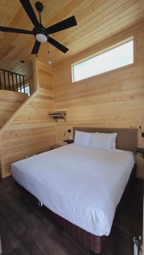 Ένα ή περισσότερα κρεβάτια σε δωμάτιο στο Cozy Cabin With Mountain View 6A