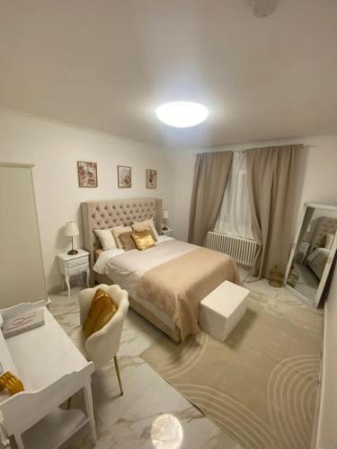 une chambre avec un lit et une chaise dans l'établissement Luxury &spa, à Garnay