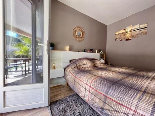 a bedroom with a bed and a window at Villa des Perdrix - Piscine et Clim - 120m2 in Lavalette