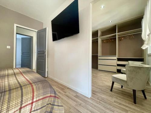TV a/nebo společenská místnost v ubytování Villa des Perdrix - Piscine et Clim - 120m2