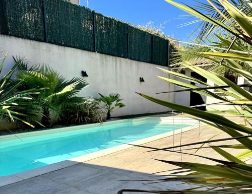 Bazén v ubytování Villa des Perdrix - Piscine et Clim - 120m2 nebo v jeho okolí