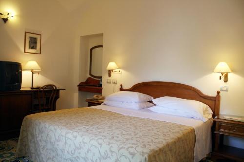 Una cama o camas en una habitación de Hotel Rufolo