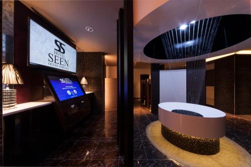 En tv och/eller ett underhållningssystem på HOTEL SEEN - OCEAN TERRACE - (Adult Only)