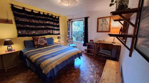 a bedroom with a bed and a desk and a window at Cuarto baño sala San Angel cerca de ITAM UNAM Bazar Sábado in Mexico City