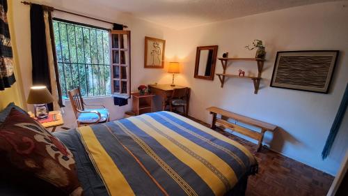 a bedroom with a bed and a window at Cuarto baño sala San Angel cerca de ITAM UNAM Bazar Sábado in Mexico City