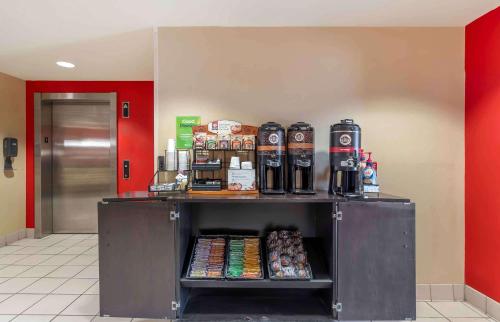 un mostrador en una tienda con comida. en Extended Stay America Suites - Chicago - Woodfield Mall, en Schaumburg