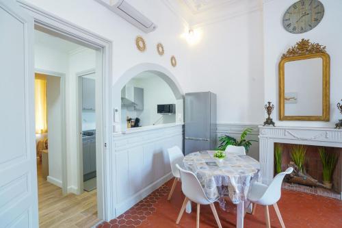 ナルボンヌにあるAppartement du Forum,La gare, 50 m2 , Climatisation, Garage, Courのダイニングルーム(テーブル、椅子、暖炉付)