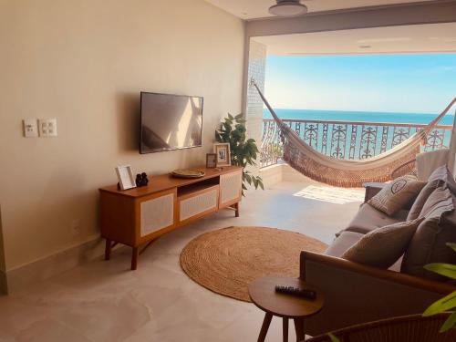 uma sala de estar com vista para o oceano em Ap centro de Guarapari com as melhores vistas!!! em Guarapari