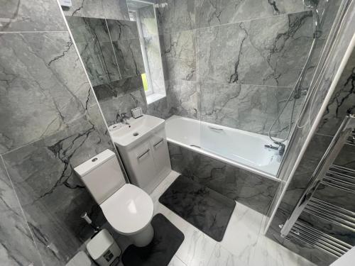 Ένα μπάνιο στο Oxford, 2 Bedroom Private Flat with Parking