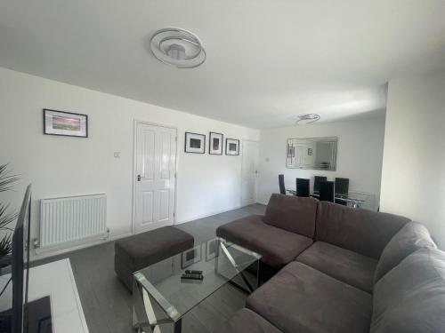 a living room with a couch and a table at Oxford, 2 Bedroom Private Flat with Parking in Oxford