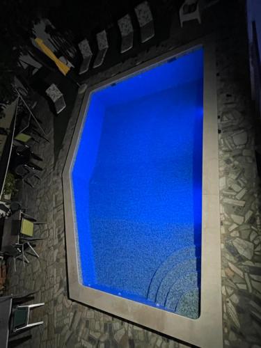 a computer screen with blue water in a room at Ria Studios in Olhão