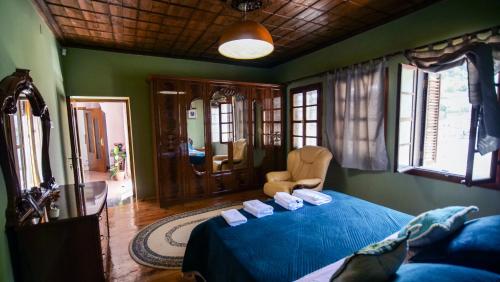 培拉特Villa Decolli的卧室里有一张蓝色的床，床上放着毛巾