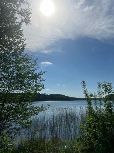 a view of a lake with the sun in the sky at Apartament Jerzyn in Jerzyn