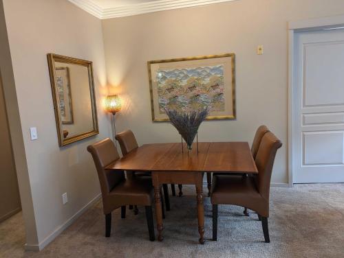 Χώρος καθιστικού στο New Downtown 2 Beds, 2 Baths Waterfront Alaska 335
