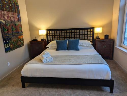 Ένα ή περισσότερα κρεβάτια σε δωμάτιο στο New Downtown 2 Beds, 2 Baths Waterfront Alaska 335