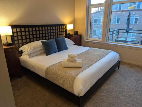 Ένα ή περισσότερα κρεβάτια σε δωμάτιο στο New Downtown 2 Beds, 2 Baths Waterfront Alaska 335