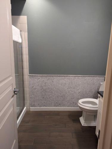 Ένα μπάνιο στο New Downtown 2 Beds, 2 Baths Waterfront Alaska 335