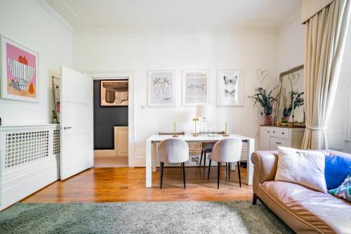 a living room with a table and chairs and a couch at Top-quality flat in central London in London