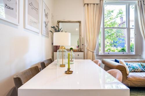 a living room with a white table and a couch at Top-quality flat in central London in London