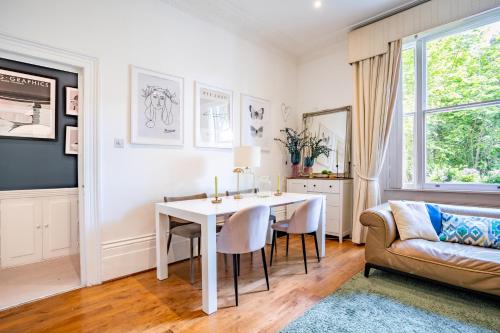 a living room with a table and a couch at Top-quality flat in central London in London