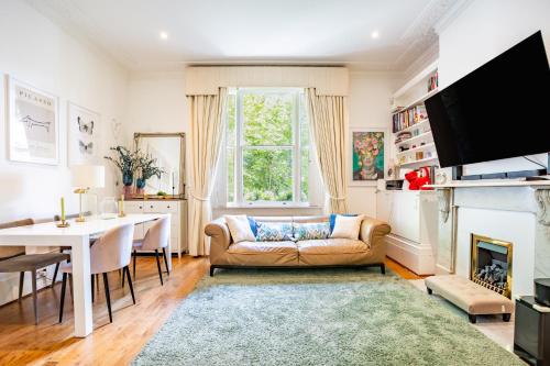 a living room with a couch and a table at Top-quality flat in central London in London