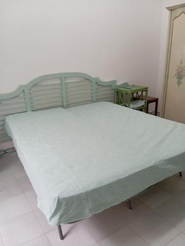 een bed in een kamer met een wit matras bij Ca' da Mariolina in Carloforte
